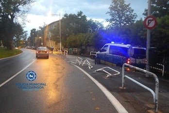 Imagen del estado en el que han quedado las vallas de protección tras el impacto del coche en la calle Vergel. (POLICÍA MUNICIPAL DE IRUÑEA)