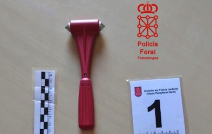 Martillo para acceder al interior de los vehículos que empleaba el detenido. (POLICÍA FORAL)