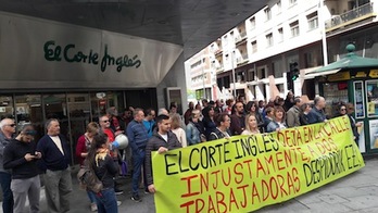 Imagen de la concentración de LAB ante El Corte Inglés de Iruñea para denunciar dos despidos. (LAB)