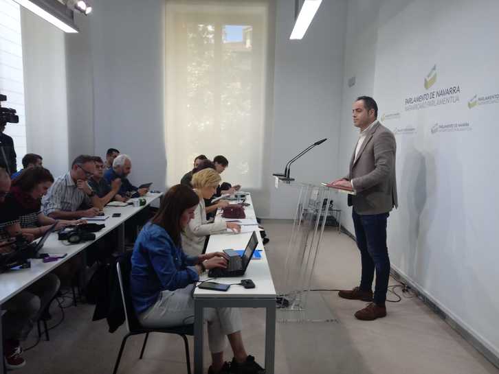 Ramón Alzórriz interviene tras reunirse en el Parlamento navarro con I-E. (PARLAMENTO DE NAFARROA)