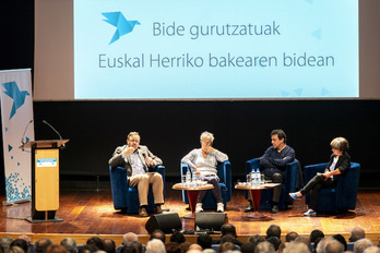 Mesa redonda en el acto celebrado en Biarritz. (Guillaume FAVEAU)