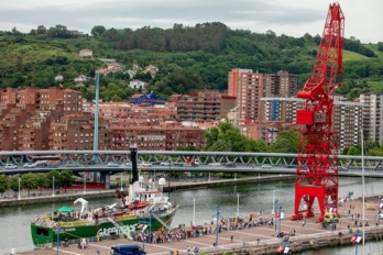 El Arctic Sunrise bajo el puente del Euskalduna. (Greenpeace)