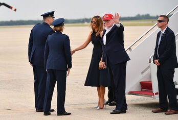 Donald y Melania Trump, a su regreso de la visita oficial a Gran Bretaña. (Mandel NGAN/AFP)