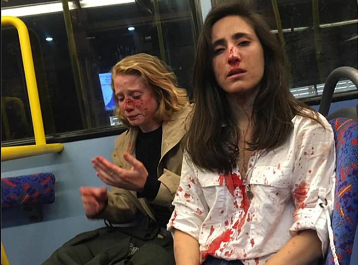 La imagen de la pareja agredida en el autobús de Londres (Melania GEYMONAT TWITTER)