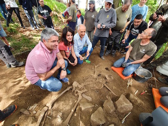 Ezenarro y Erkoreka han acudido a la exhumación. (IREKIA)