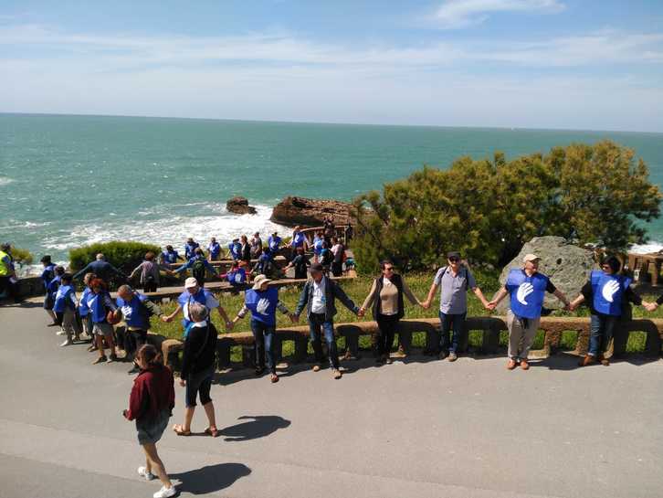 La cadena humana recorrió 1,3 kilómetros por la costa de Biarritz. ARTESANOS DE LA PAZ