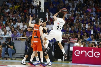 Un espectacular Sergi Llull ha dinamitado con sus triples el gran arranque de Valencia Basket. (E.COBOS / ACB PHOTO)