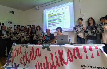 Representantes de la Plataforma a favor de la Escuela Pública de Gasteiz, en la comparecencia de hoy. (@Eskola_Publikoa)