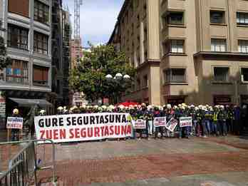 Los bomberos han entregado un escrito en el registro de la Diputación de Bizkaia.