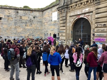 Los estudiantes, reunidos ante la puerta del Fuerte de Ezkaba antes de empezar la ruta. (GOBIERNO DE NAFARROA)