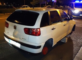 El vehículo, con las ruedas robadas y sustentado con bloques de hormigón. (POLICÍA MUNICIPAL DE IRUÑEA)