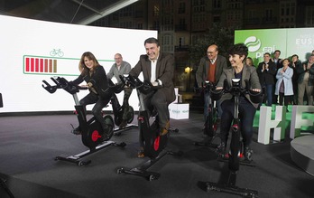 Candidatos del PNV pedaleando con las seis bicicletas estáticas en Gasteiz.