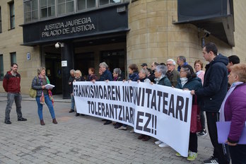 Andoaingo Udaleko eta Oroituz taldeko ordezkariak eta frankismoaren hainbat biktima, Tolosako epaitegian. (@AndoaingoUdala)