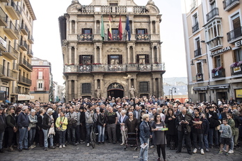 Cientos de personas se han congregado en la Plaza del Ayuntamiento a convocatoria de EH Bildu para reclamar que se frene a la derecha. (Jagoba MANTEROLA/FOKU)