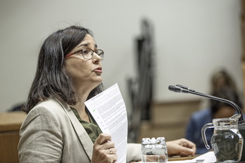 Cristina Macazaga ha defendido la iniciativa en nombre de Elkarrekin Podemos, grupo proponente. (Endika PORTILLO/FOKU)