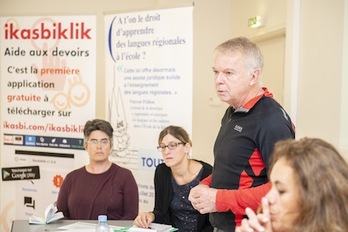 Thierry Delobel, junto a otros miembros de la asociación hoy en Baiona. Guillaume FAUVEAU.