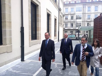 Alfonso Alonso en el Parlamento de Gasteiz. (NAIZ)