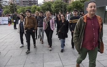 Momento en el que los llamados a declarar por el programa Skolae se dirigen al Palacio de Justicia. (Jagoba MANTEROLA/FOKU)