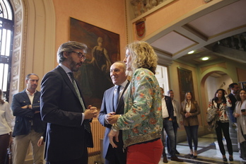 Iñaki Oyarzábal junto a Ramiro González y Cristina González. (Endika PORTILLO/FOKU)