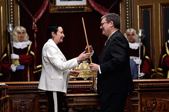 Aburto ha cogido la vara de mando de manos de Goirizelaia. (Luis JAUREGIALTZO | FOKU)