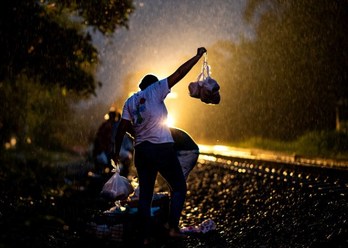 Las patronas obsequian comida en bolsas a los inmigrantes centroamericanos que viajan en el tren camino a Estados Unidos. (Foto: Ronaldo SCHEMIDT|AFP)