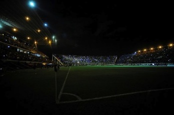 El estadio Pedro Bidegain de Buenos Aires, a oscuras, (AFP)