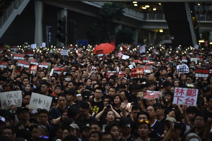 Los manifestantes exigen la retirada definitiva del proyecto de ley de extradición. (Héctor RETAMAL / AFP)
