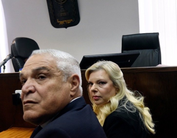 Sara Netanyahu, junto a su abogado Yossi Cohem, ante el tribunal. (Debbie HILL / AFP)