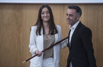 Alfonso Etxeberria (Geroa Bai) entrega la vara de mando a Amaya Larraya (Navarra Suma) en Eguesibar. (Jagoba MANTEROLA | FOKU)