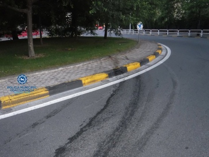 Un conductor remontó una glorieta en el curce con la avenida Sancho el Fuerte de Iruñea. (POLICÍA MUNICIPAL DE IRUÑEA)