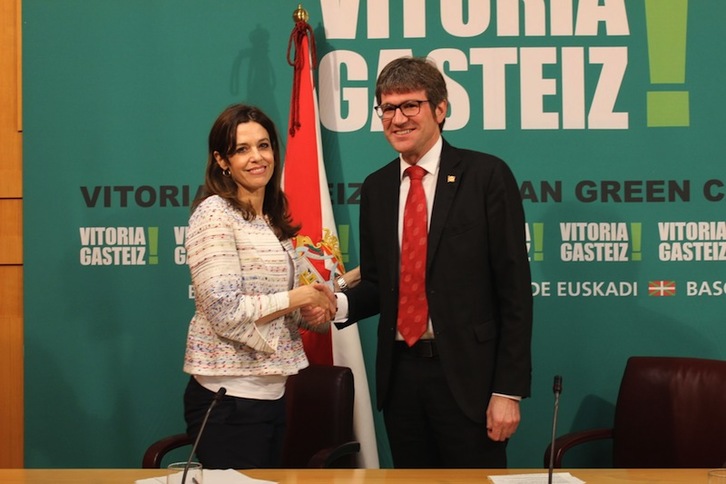 Apretón de manos entre Etxebarria (PSE) y Urtaran (PNV), para sellar el acuerdo. (Gasteizko Udala Twitter)