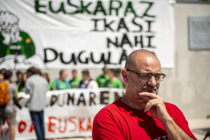 Paxkal Indo, en una concentración ante el liceo Bernat Etxepare. (Guillaume FAUVEAU)