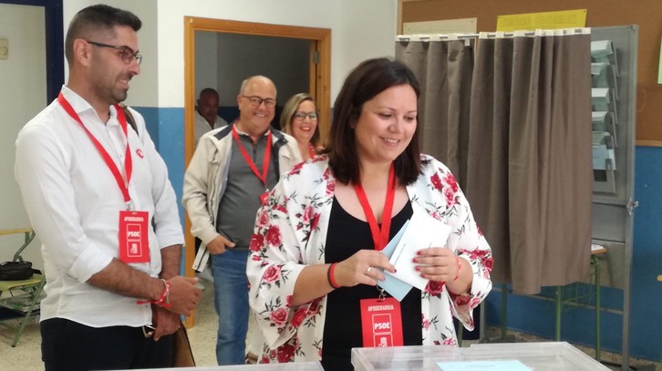 Carmen Sánchez, la alcaldesa que renunció al cargo, votando en Conil de la Frontera. (@carmen_sm81)