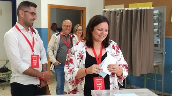 Carmen Sánchez, la alcaldesa que renunció a serlo, votando en Conil de la Frontera. (@carmen_sm81)