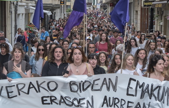 Cientos de personas se han sumado a la movilización en las calles de Zumaia. (Andoni CANELLADA/FOKU)