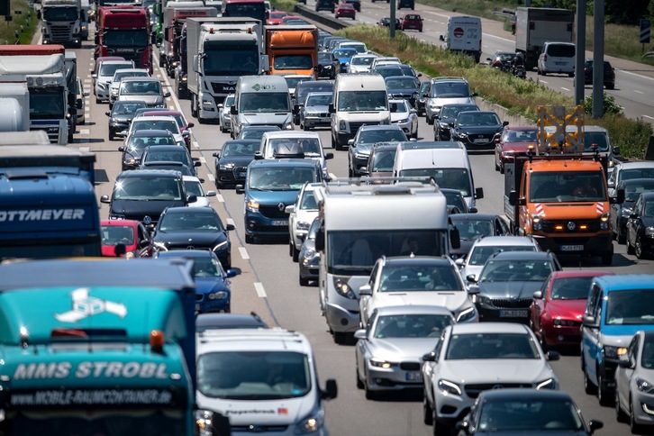 Embotellamiento en la A9 cerca de Munich en la jornada festiva del 7 de junio. (Sina SCHULDT / AFP)