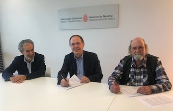 José Antonio Echávarri Pinillos, tesorero de ADONA; Luis Gabilondo, director general de Salud, y Javier García Álvarez, presidente ADONA, durante la firma del convenio. (GOBIERNO DE NAFARROA)