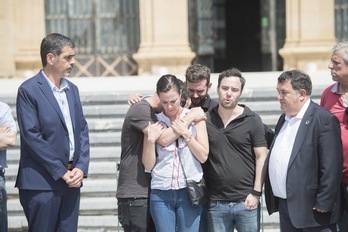 Hijos del vecino de Errenteria fallecido, junto a Goia y Gasco hoy en Donostia. (Juan Carlos RUIZ | FOKU)