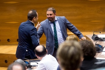 Ramón Alzórriz, del PSN, felicita al nuevo presidente del Parlamento de Nafarroa. (Iñigo URIZ/FOKU)