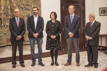 Los cinco miembros de la comisión de expertos que ha pedido la prórroga. (Endika PORTILLO | FOKU)