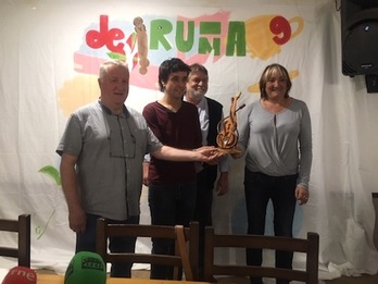 Presentación del premio Txupin Etxepare, junto a la nueva escultura del galardón.