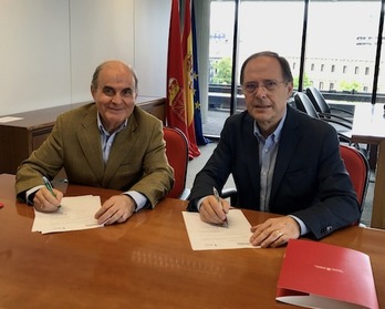 Francisco Arasanz y Luis Gabilondo durante la firma del convenio. (GOBIERNO DE NAFARROA)