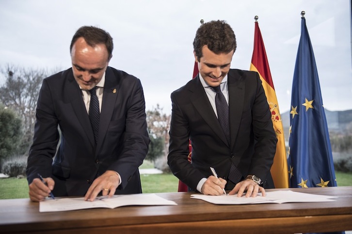 Esparza y Casado, satisfechos cuando firmaron el acuerdo embrión de Navarra Suma. (Jagoba MANTEROLA | FOKU)