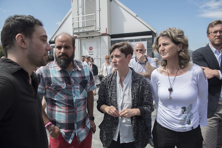 Familiares de José Luis Lancha, con la alcaldesa de Errenteria, Aizpea Otaegi, y la edil de EH Bildu en Donostia Reyes Carrere. (Juan Carlos RUIZ | FOKU)