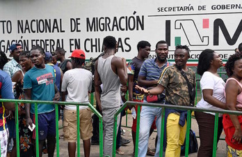 Migrantes de diferentes nacionalidades a las afueras del Instituto Nacional de Migraciones de Tapachula, en Chiapas. (Alfredo ESTRELLA/AFP)