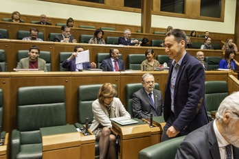 El parlamentario de EH Bildu Iker Casanova ha sido uno de los impulsores de este acuerdo. (Endika PORTILLO/FOKU)