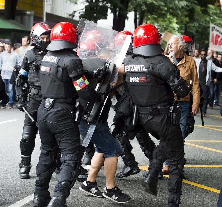 Cargas de la Ertzaintza contra la moviización sindical en la huelga del Metal.(Luis JAUREGIALTZO/FOKU)