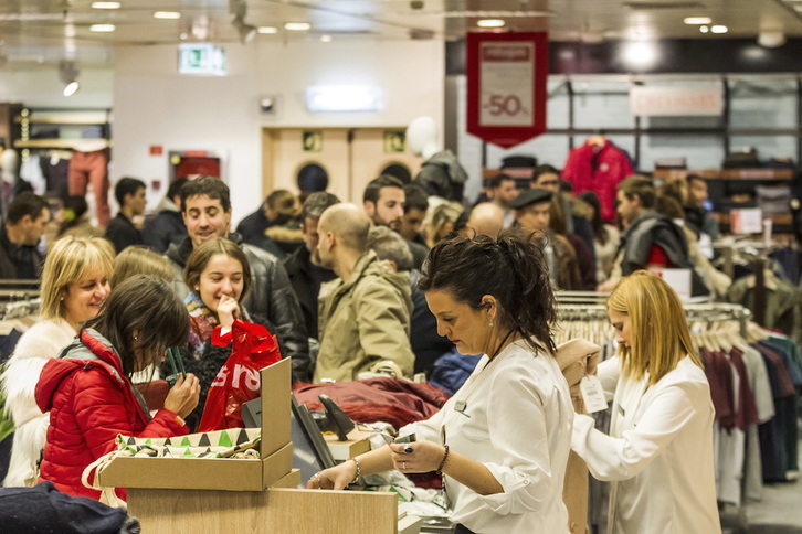 Los precios de la ropa y el calzado continúan disparados. (Aritz LOIOLA / FOKU)