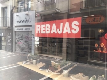 Cartel anunciador de las rebajas en un comercio de Iruñea.