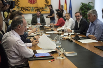 Primera de las reuniones de la Mesa de la X legislatura. (Jagoba MANTEROLA/FOKU)